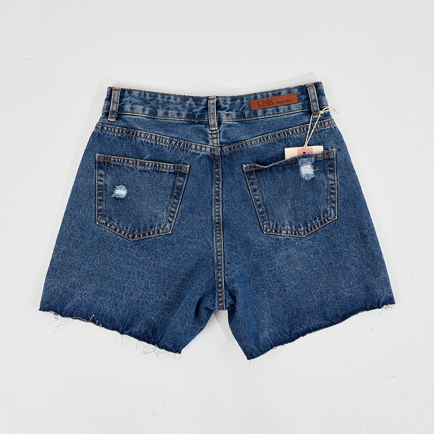 Bermuda dama rígida oscura rota