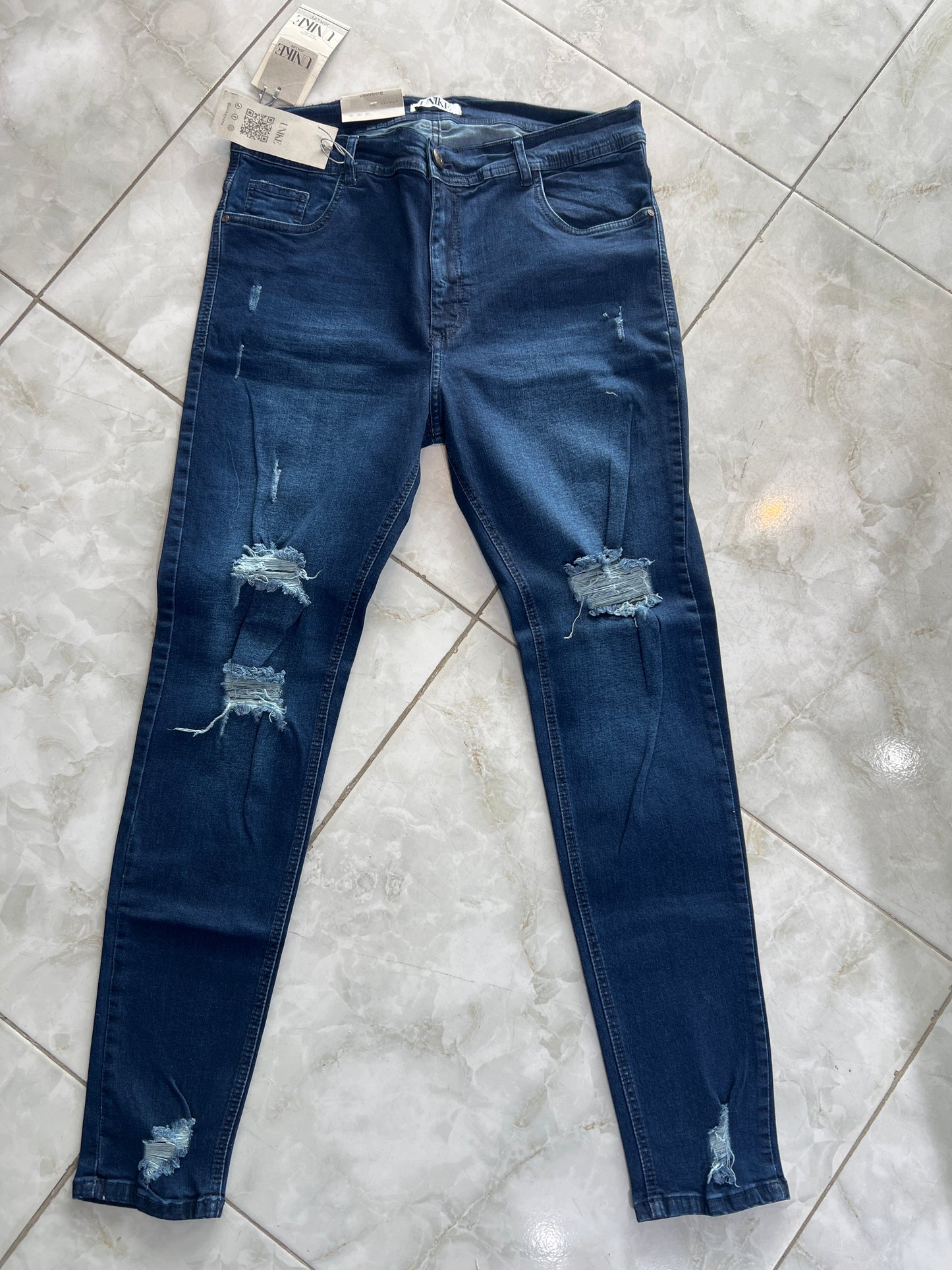 Jean caballero azul oscuro roto en rodillas