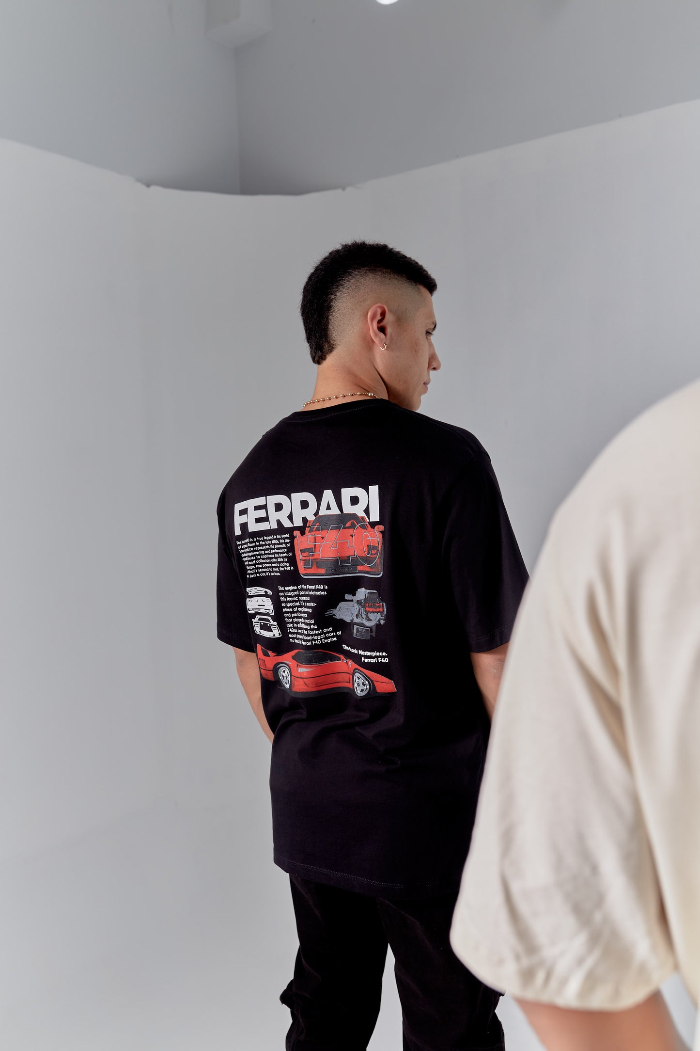 Camiseta oversized estampada ferrari gris cemento
