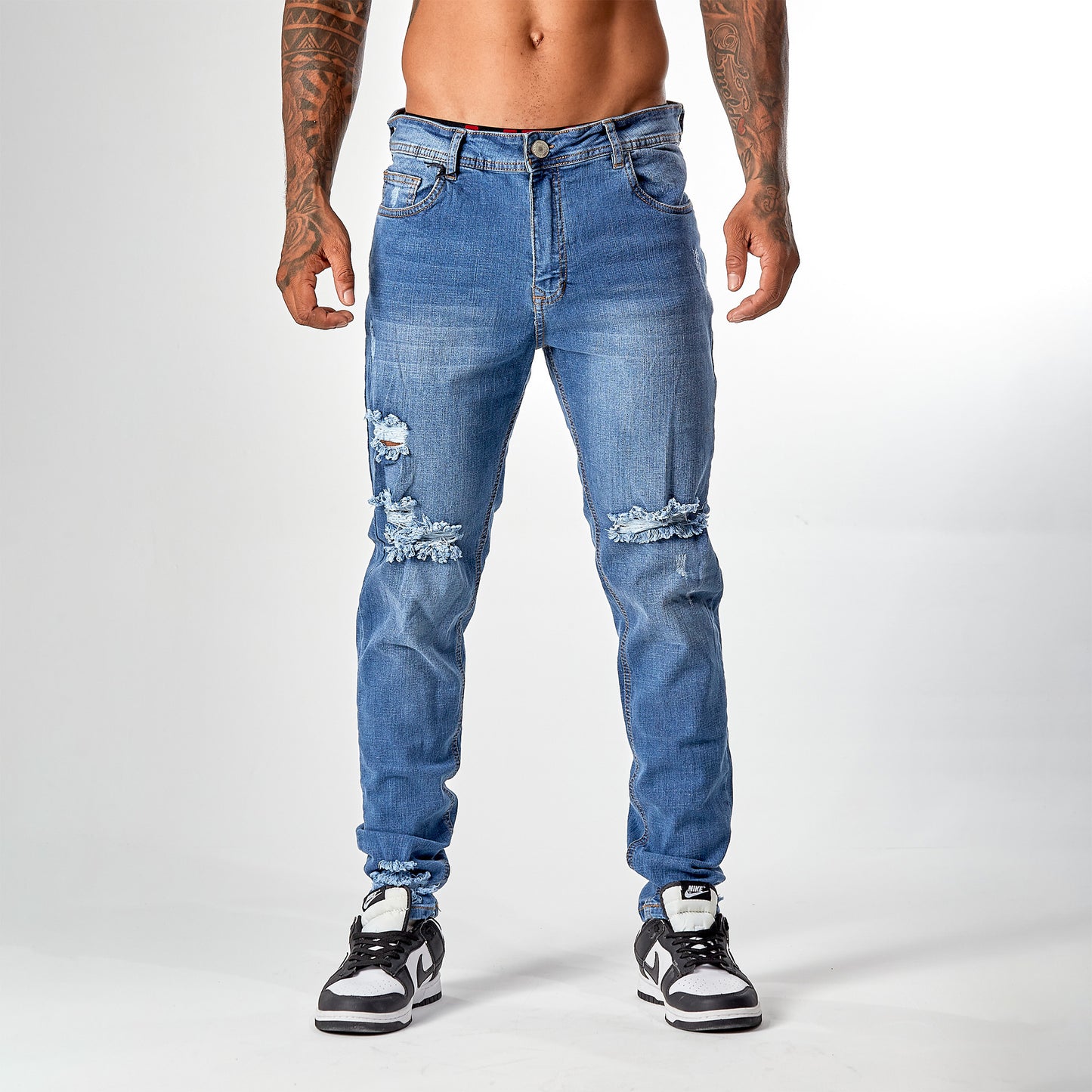 Jean caballero azul medio roto en rodilla borde café